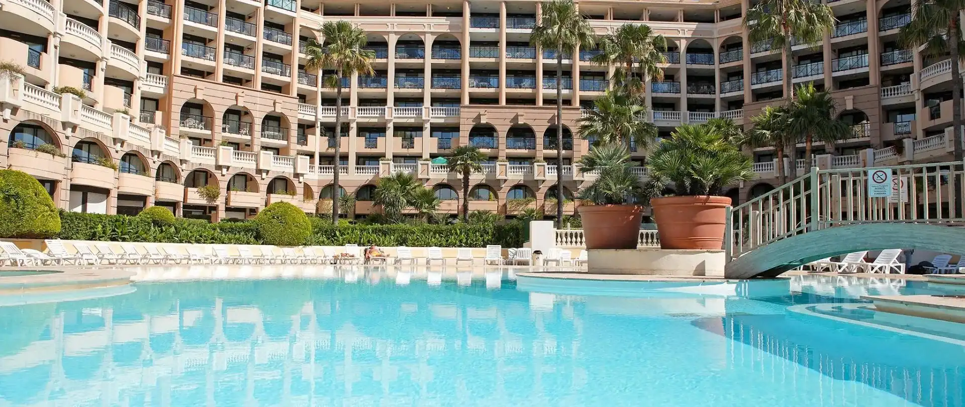 Outdoor pool and sea view at Résidence La Palme d'Azur in Cannes La Bocca in summer, 3 km from the Palais des Festivals where Cannes Lions is held