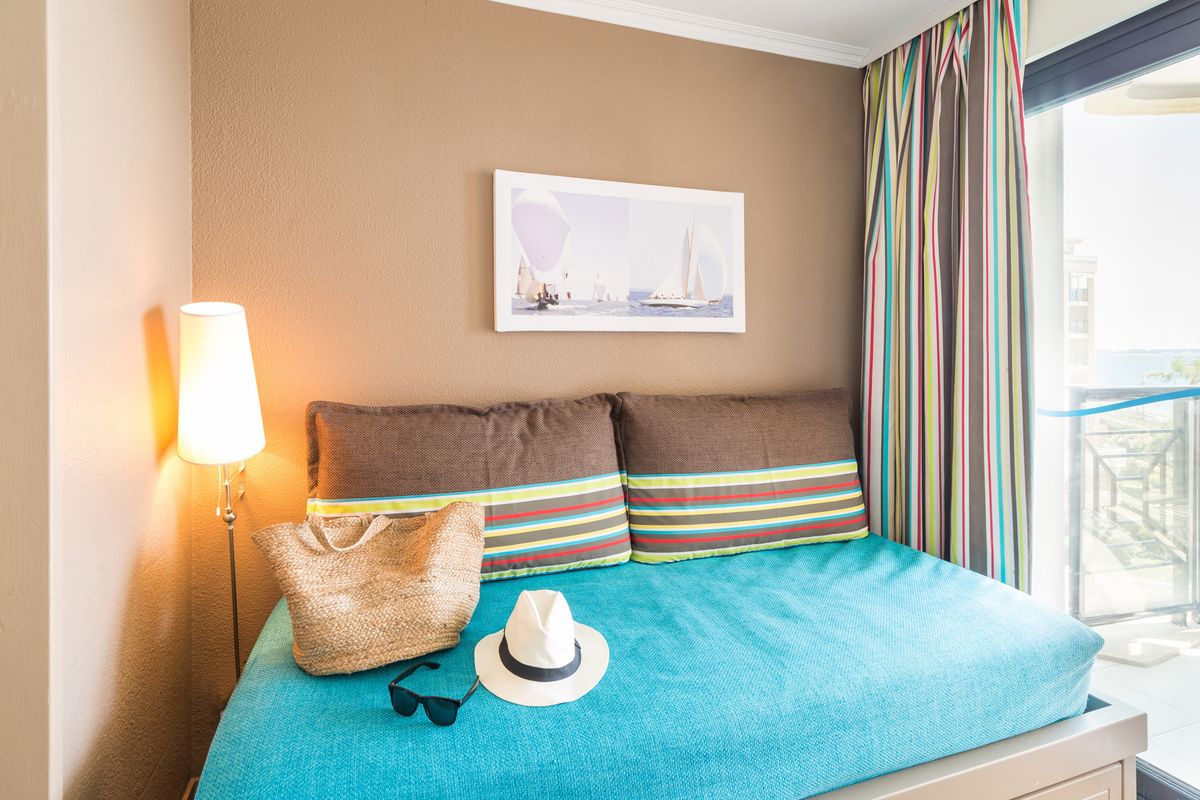 Canapé-lit du salon face au balcon vue Méditerranée — Appartement 2 Chambres La Palme d'Azur Cannes