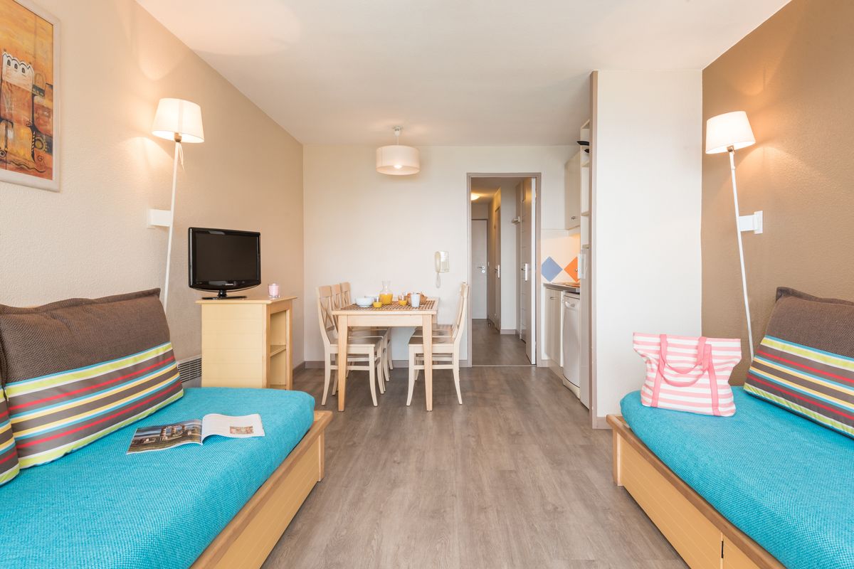 Salon avec canapé-lit et cuisine ouverte — Appartement 4 personnes Cannes Verrerie