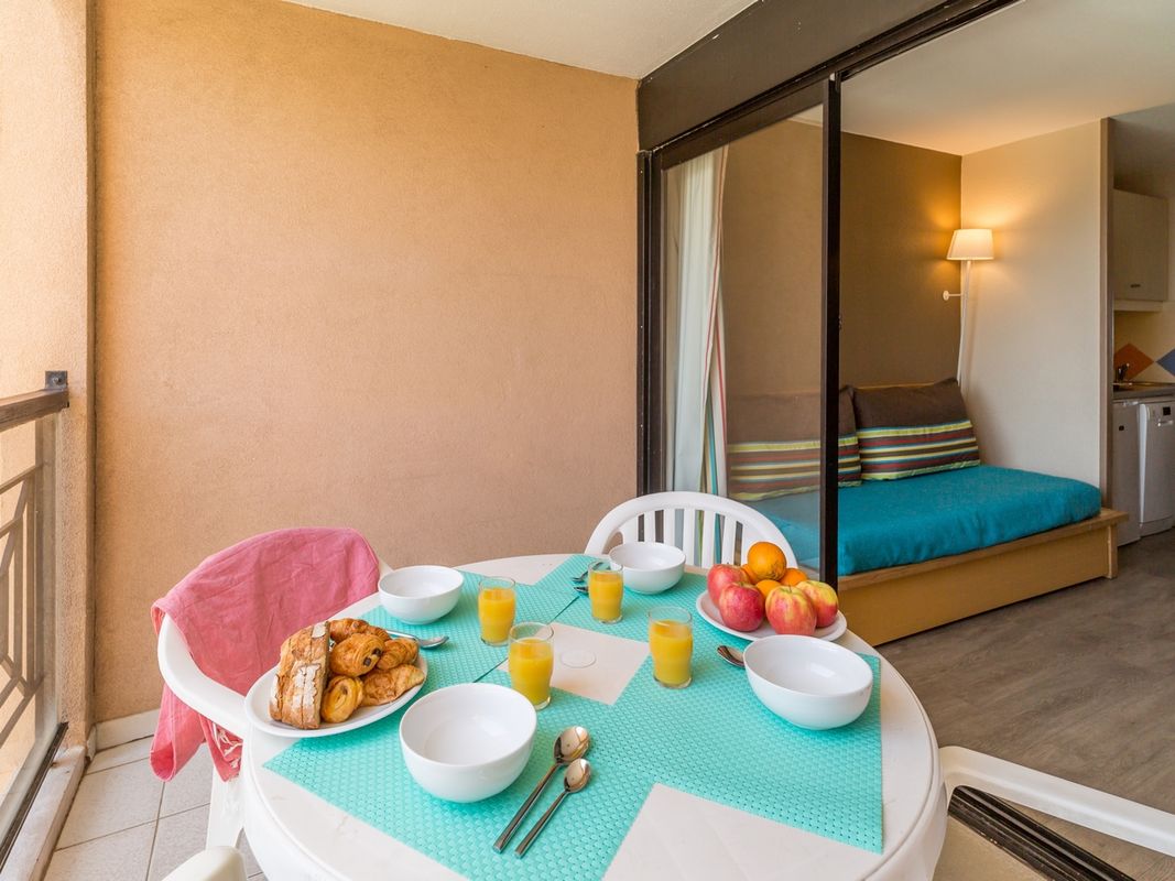 Petit-déjeuner sur la terrasse privée vue piscine — Appartement 1 Chambre La Palme d'Azur Cannes Verrerie