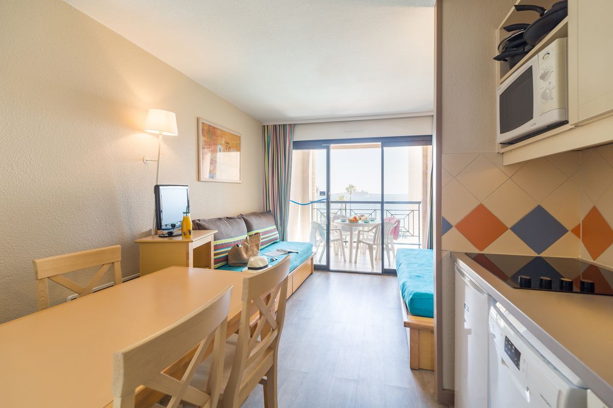 Terrasse vue piscine surplombant les piscines et jardins exotiques — Appartement 1 Chambre Cannes