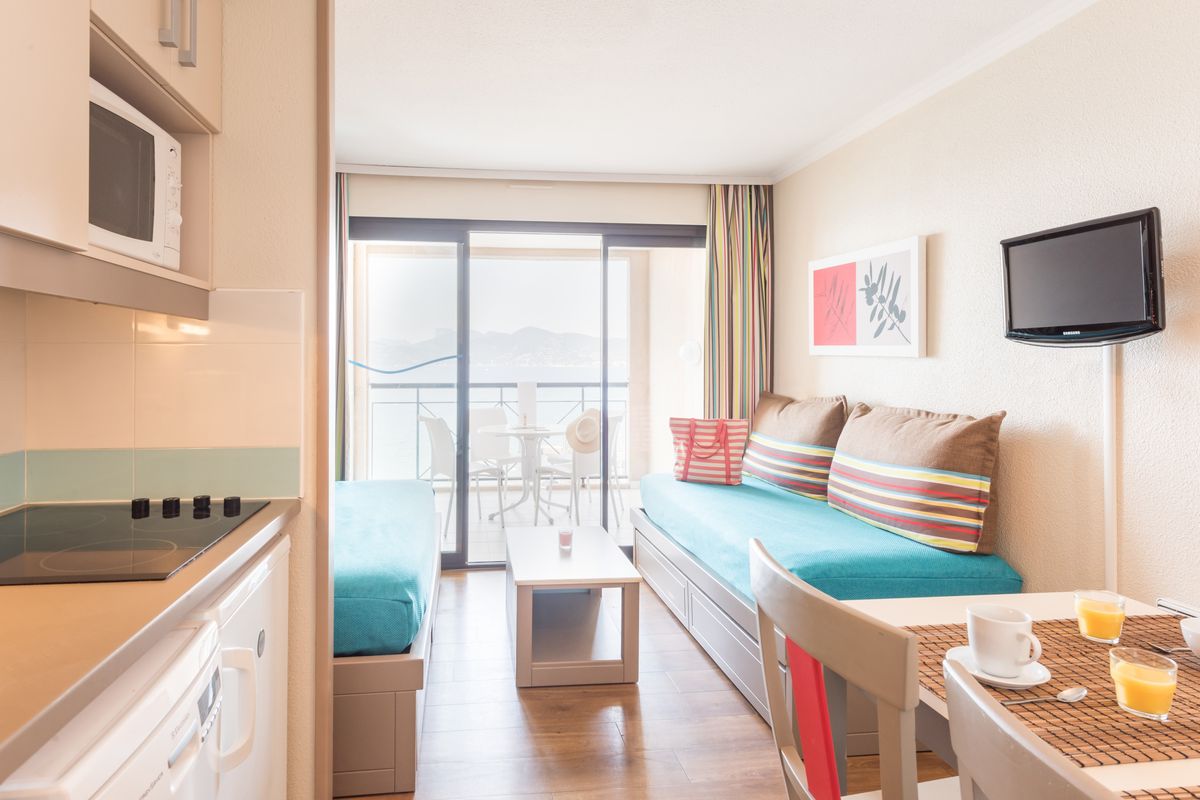 Soggiorno con divano letto e cucina a vista — Appartamento 5 persone Cannes Verrerie