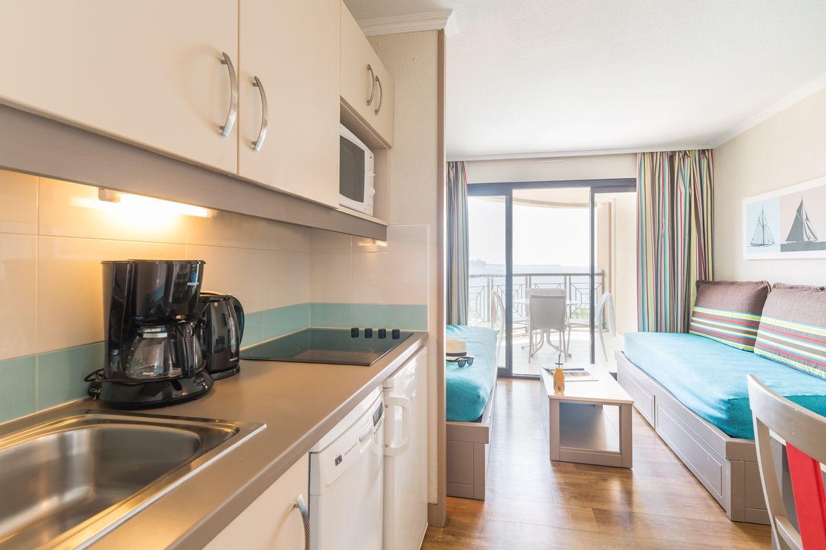 Divano letto del soggiorno di fronte al balcone con vista Mediterraneo — Appartamento 1 Camera La Palme d'Azur Cannes