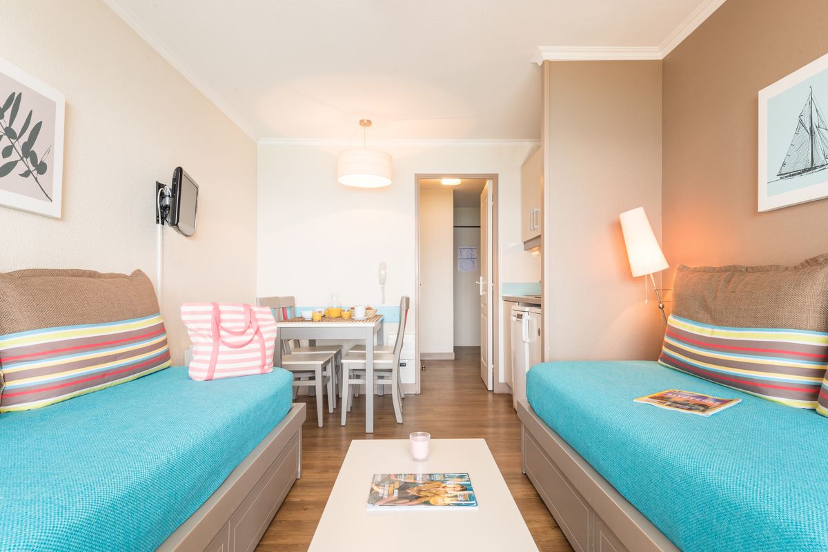Soggiorno con 2 divani letto, angolo pranzo e balcone vista mare — Appartamento 1 Camera Cannes