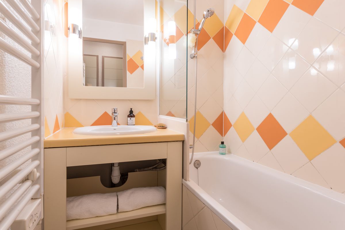 Bathroom with bath and shower — Studio Sea View La Palme d'Azur Cannes