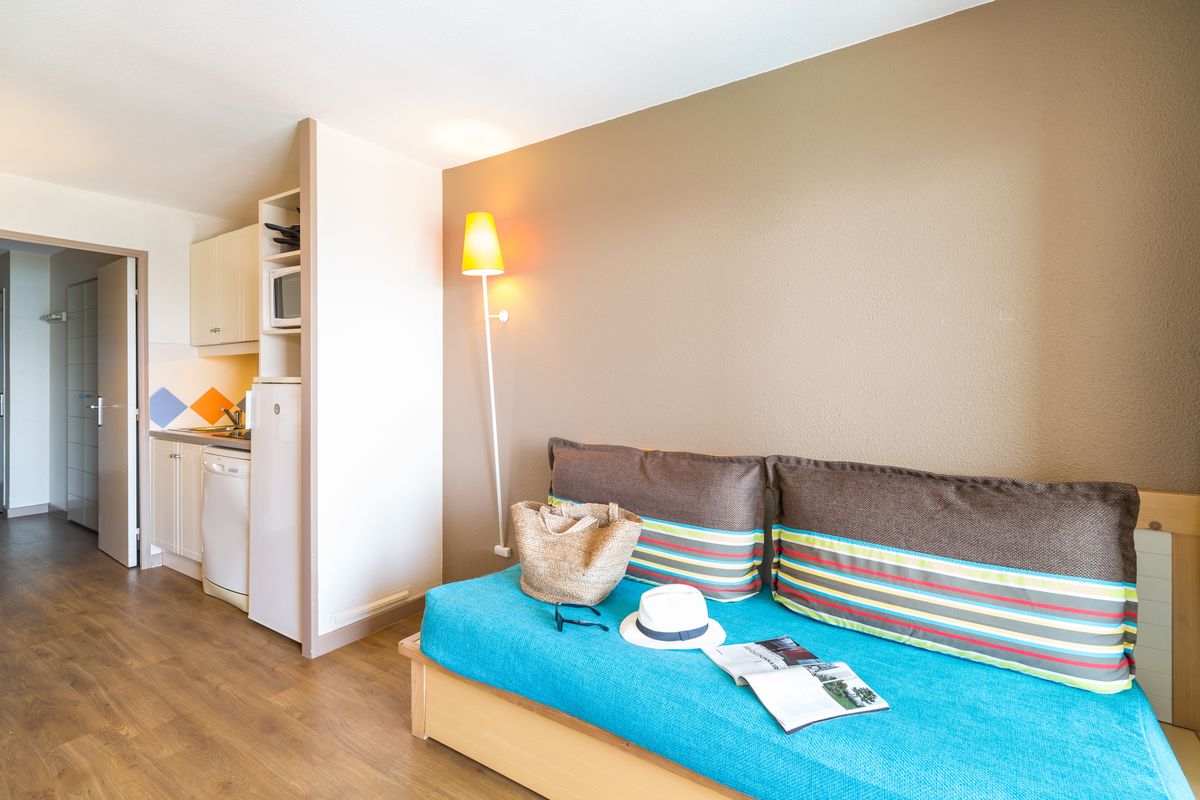 Salon avec canapé-lit et cuisine ouverte — Appartement 7 personnes Cannes Verrerie