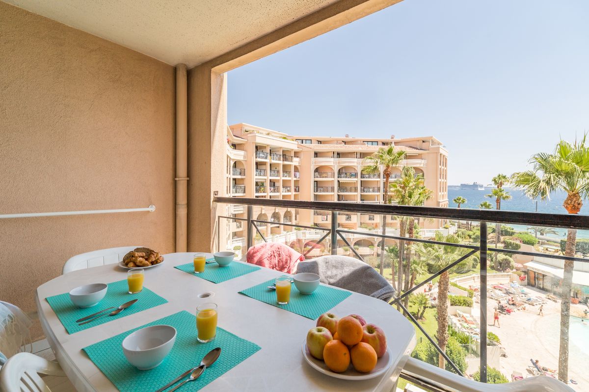 Terrasse vue mer surplombant les piscines et jardins exotiques — Appartement 2 Chambres Cannes