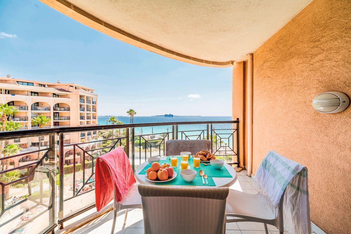 Balcon avec petit-déjeuner et vue mer — appartement 1 chambre à La Palme d'Azur Cannes