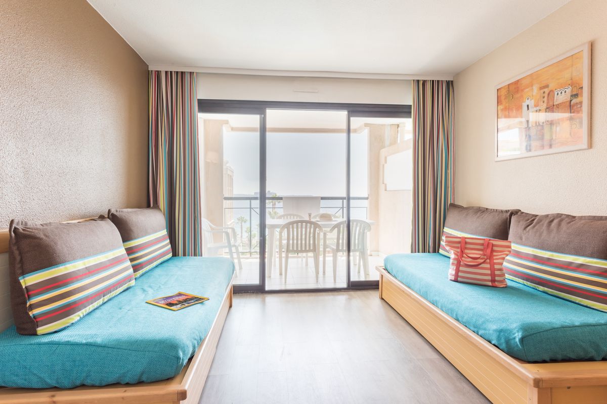 Salon avec vue sur le balcon — appartement 1 chambre Cannes Verrerie La Palme d'Azur