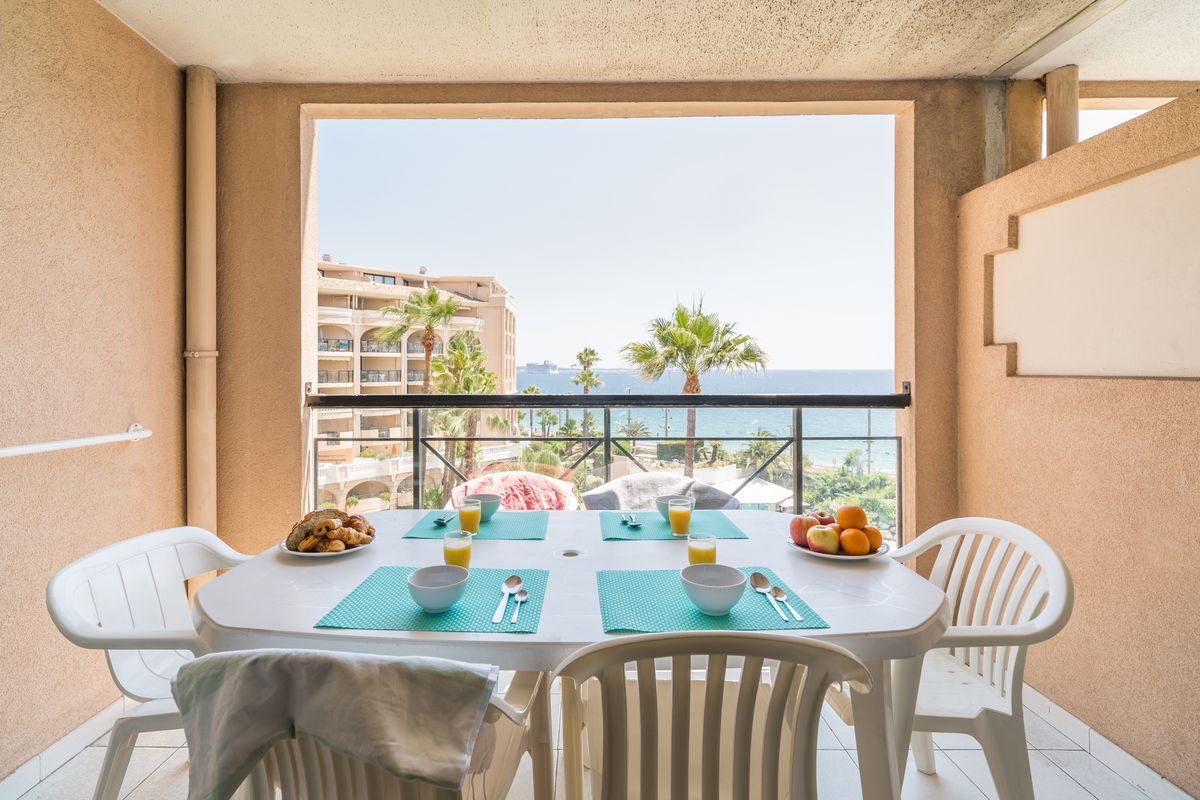 Balcon avec vue mer et palmiers — appartement 2 chambres La Palme d'Azur Cannes