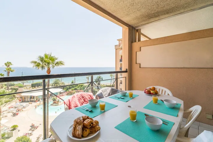 Balcony of a two-bedroom apartment overlooking the pool and the sea at the residence, a quiet base for a MAPIC team