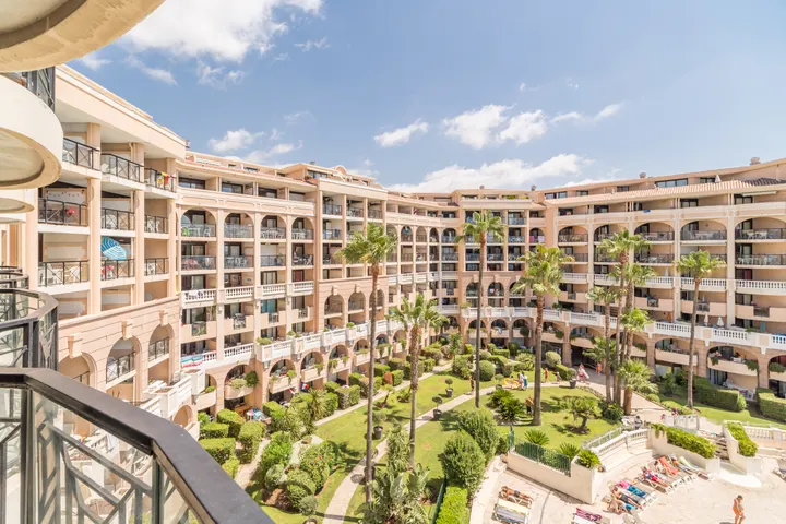 Architecture and gardens of Résidence La Palme d'Azur in Cannes La Bocca, where MIPIM delegations stay