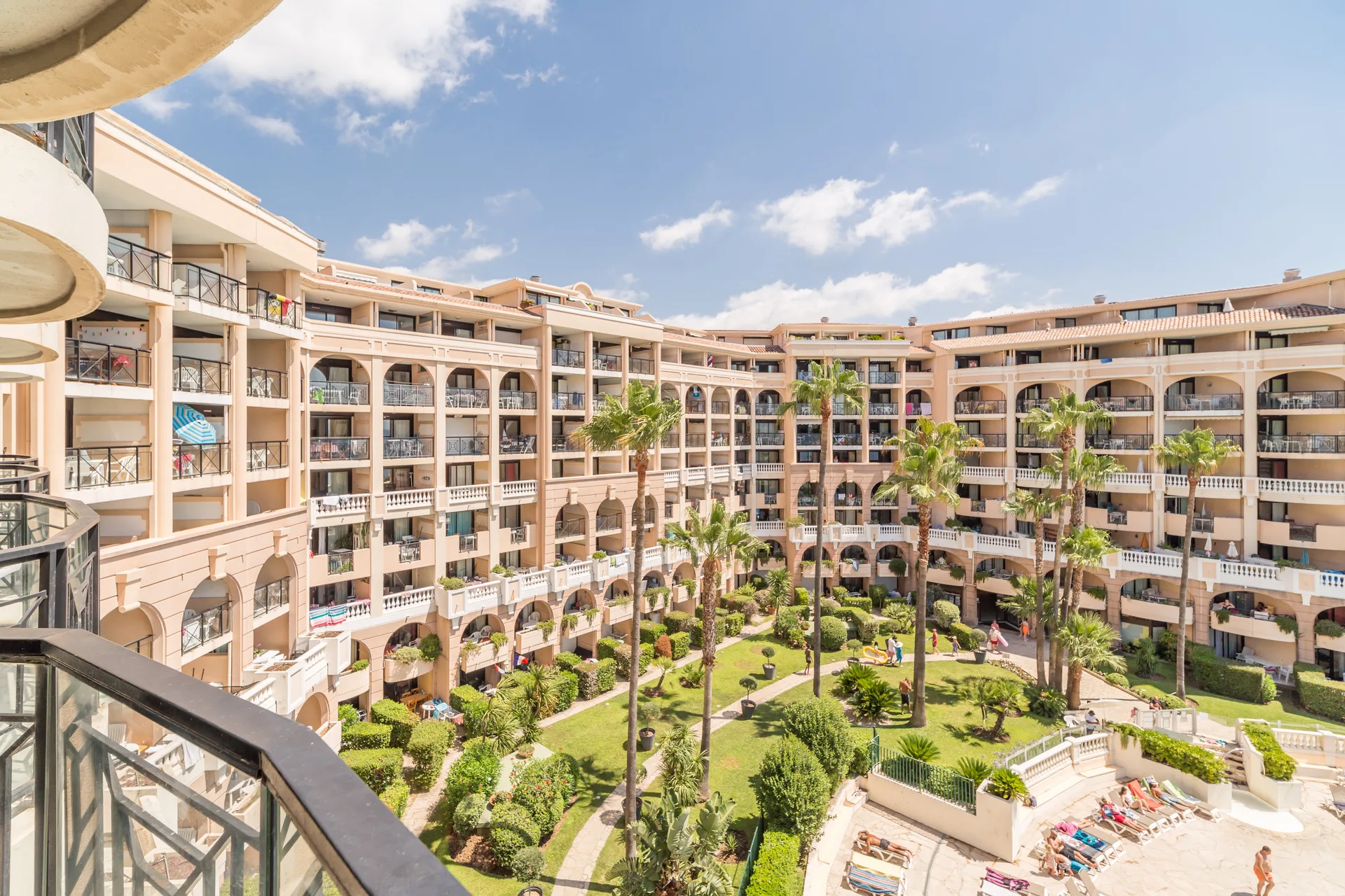 Architecture and Mediterranean gardens of Résidence La Palme d'Azur in Cannes La Bocca, 3 km from the Palais des Festivals where MAPIC is held