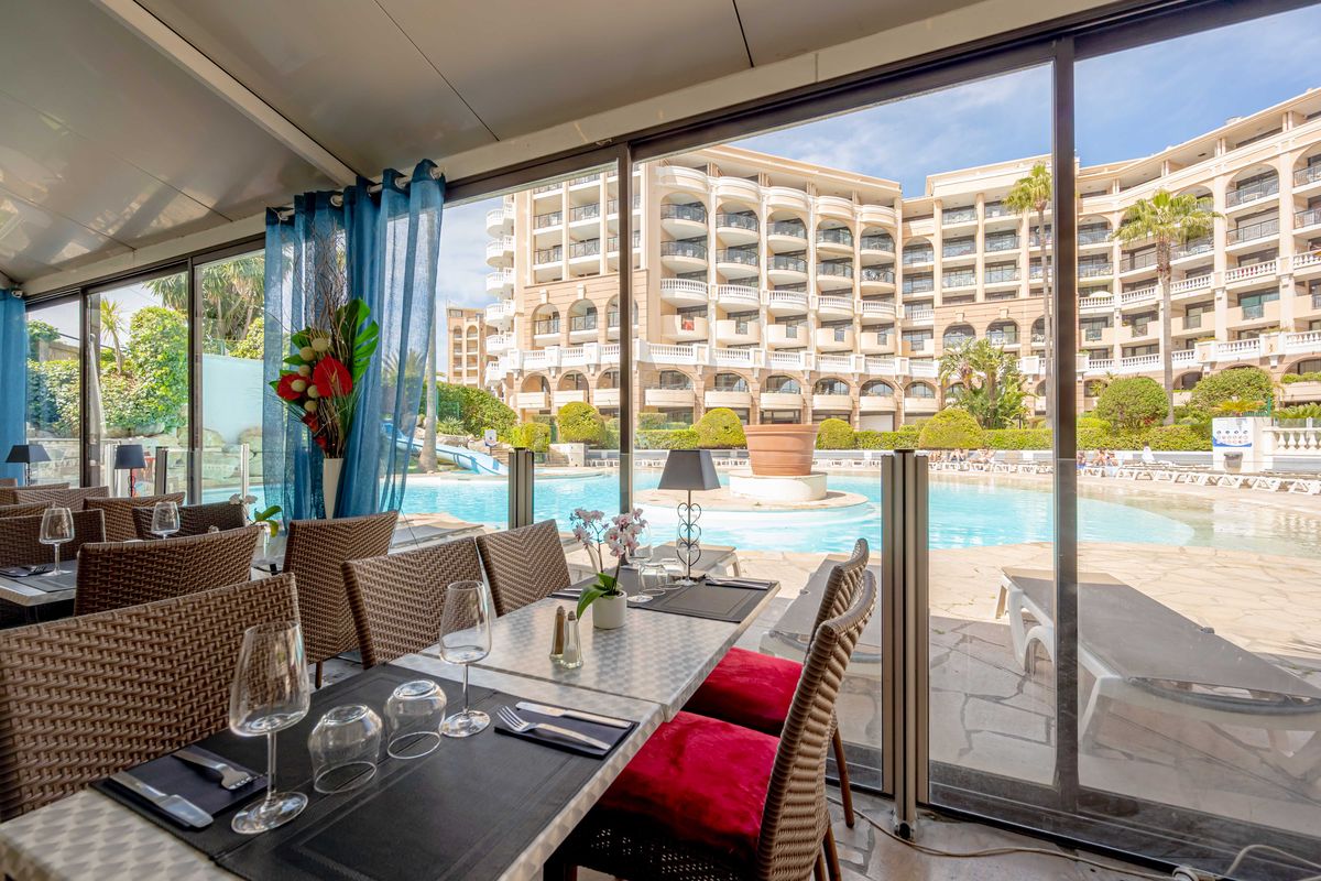 Salle du restaurant Café Bleu avec vue sur la piscine à La Palme d'Azur Cannes Verrerie