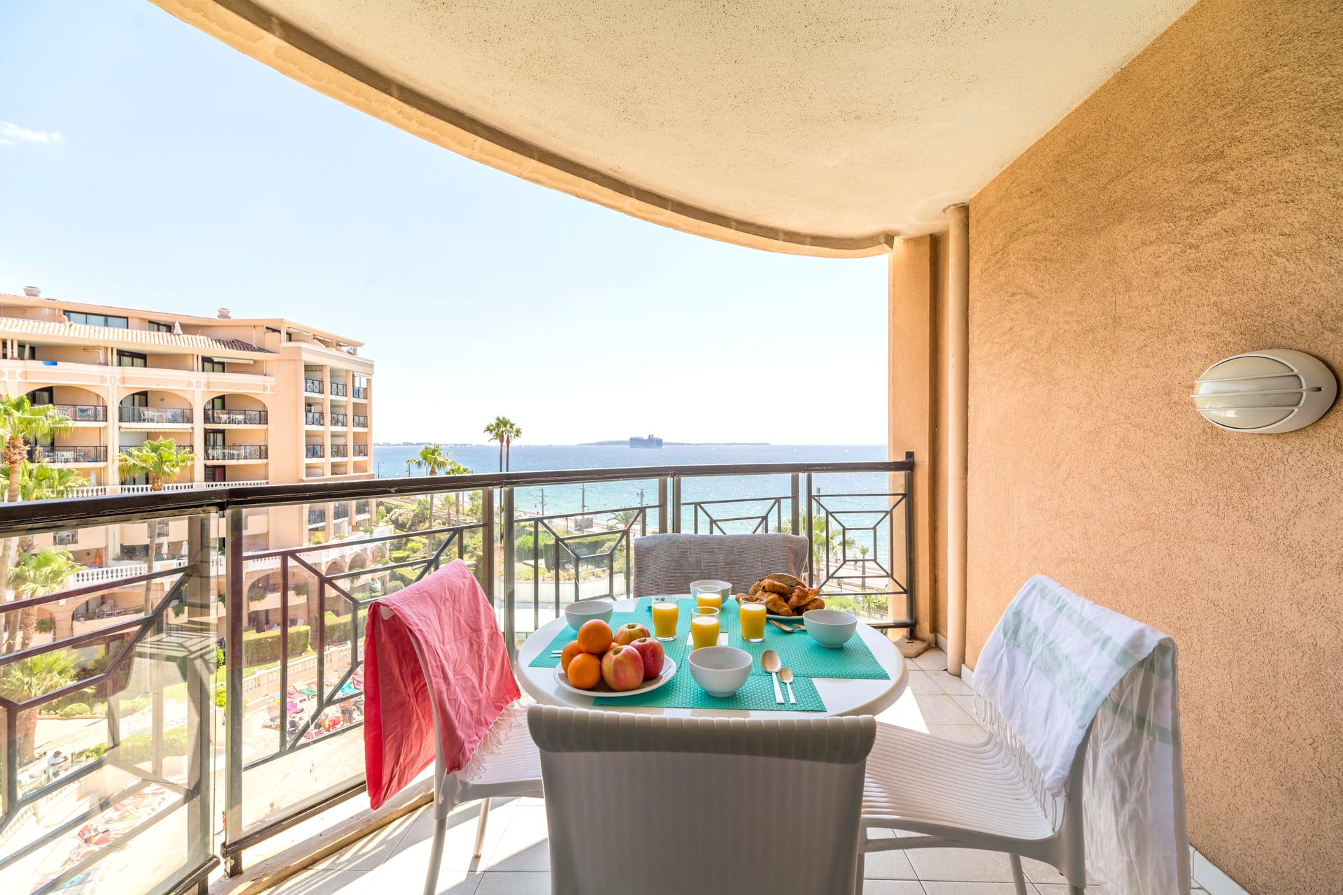 Petit-déjeuner en terrasse privée avec vue mer — Appartement La Palme d'Azur Cannes Verrerie