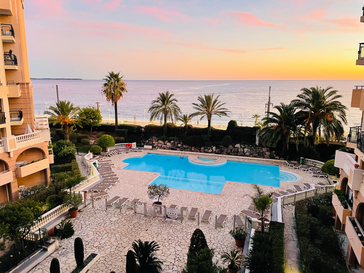 Piscine 2 au coucher de soleil avec vue sur la Méditerranée à La Palme d'Azur Cannes