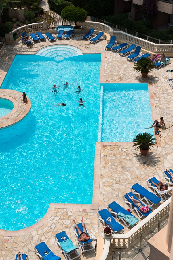 Piscine adultes avec transats — Résidence La Palme d'Azur Cannes La Bocca