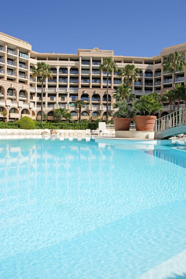 Grande piscine extérieure de la Résidence Cannes Verrerie — location vacances à Cannes