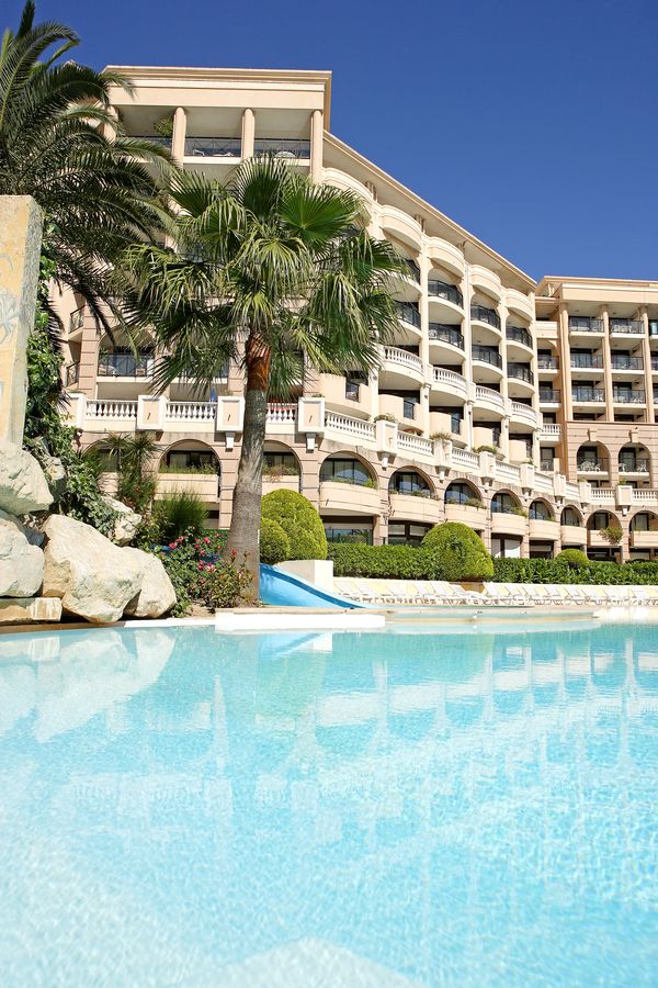 Piscine lagon avec toboggan — location vacances avec piscine à Cannes