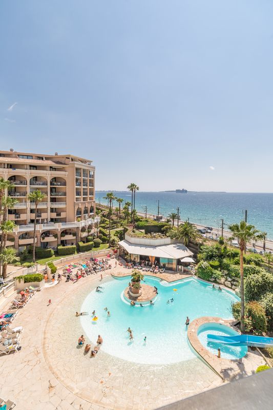 Vue aérienne de la piscine lagon animée à La Palme d'Azur Cannes Verrerie