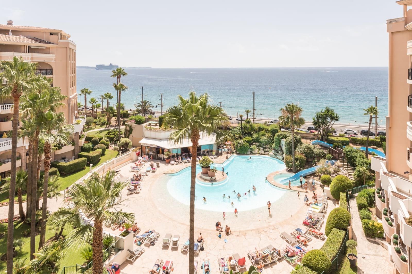 Piscina esterna con vista sul mare e sulla spiaggia del Midi — Residence La Palme d'Azur Cannes Verrerie