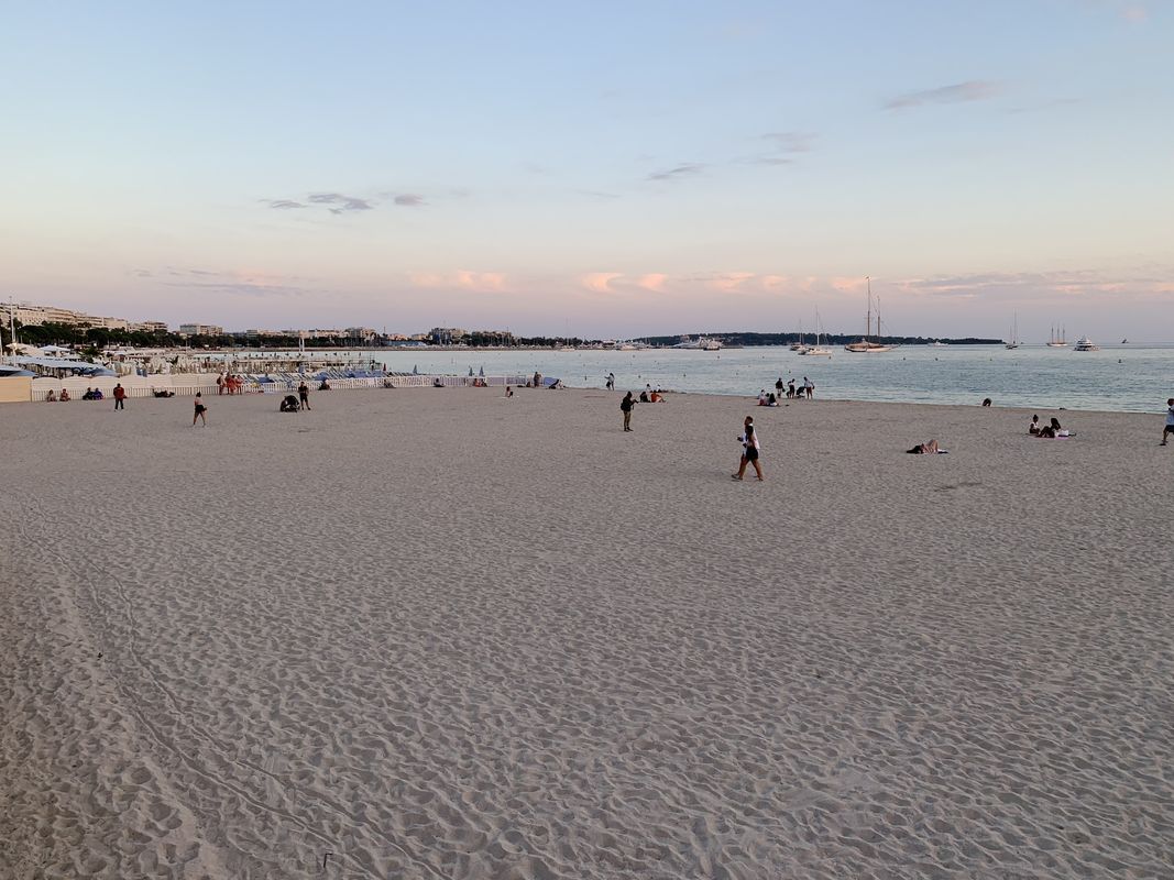 Plage de sable de Cannes avec vue sur les Îles de Lérins — Cannes Verrerie