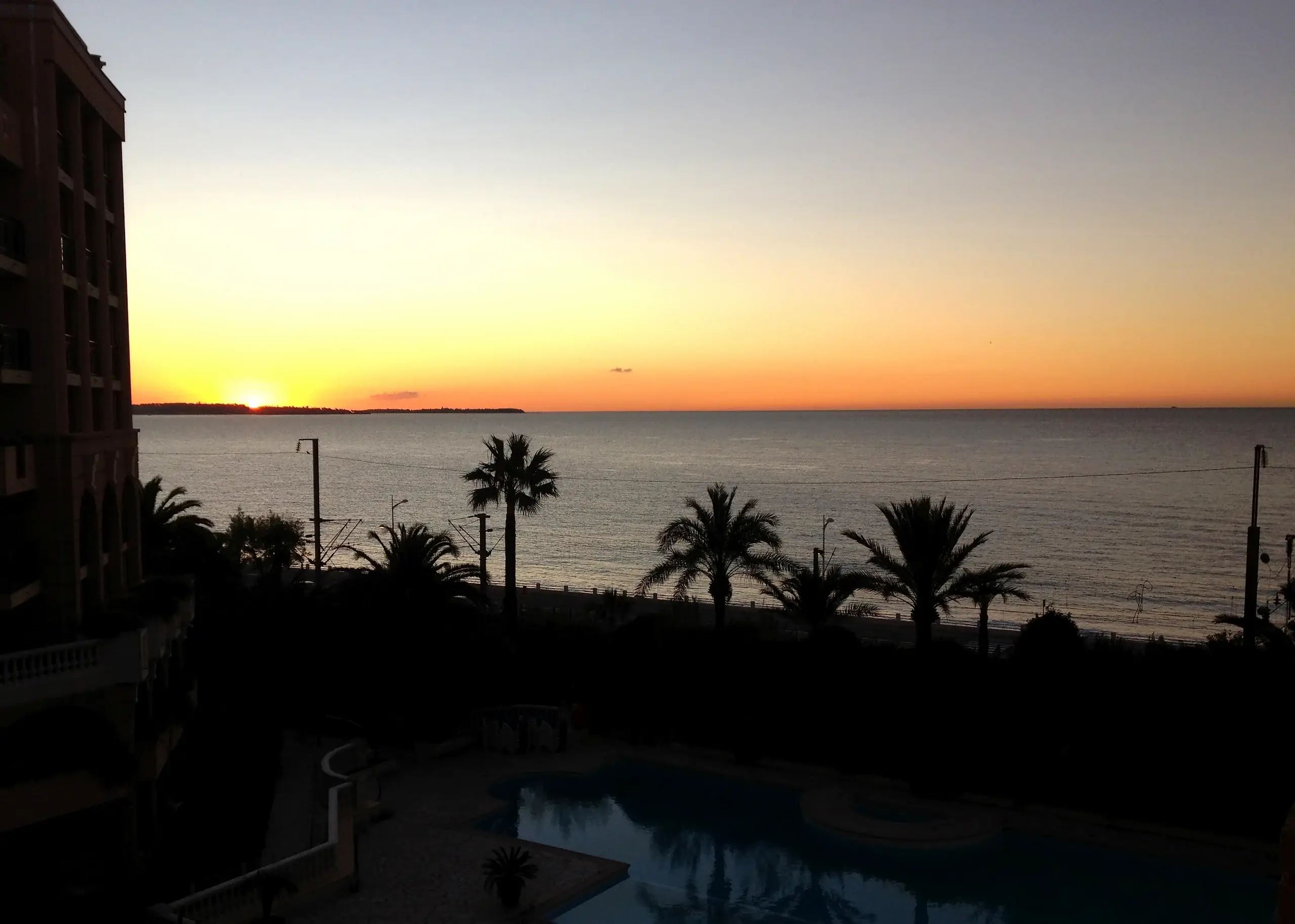 Lever de soleil sur la mer depuis un appartement de la Résidence La Palme d'Azur à Cannes La Bocca, à 3 km du Palais des Festivals où se tient l'ILTM